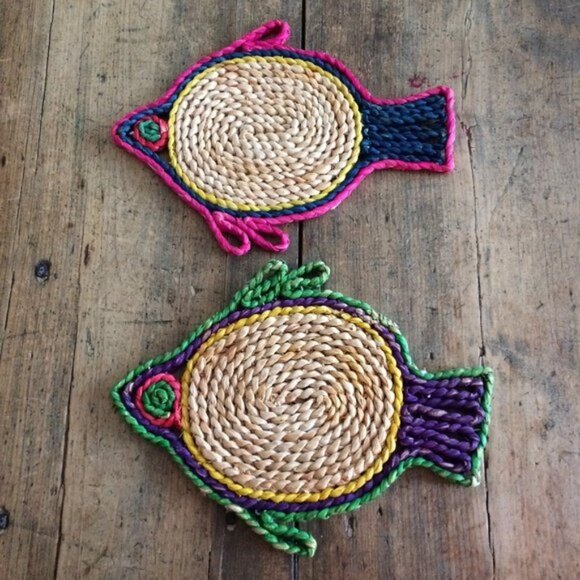 6 Vtg Woven Straw Trivets Grapes Fish Circle Round Tropical DAMAGED Under Plate - Picture 4 of 10